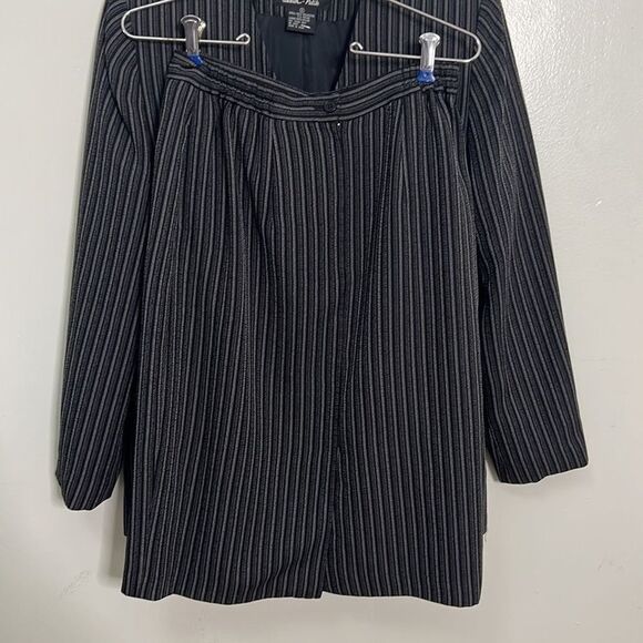 ADOLFO‎ ATELIER PETITE PINSTRIPE  SKIRTSUIT SIZE 8 - Picture 5 of 11